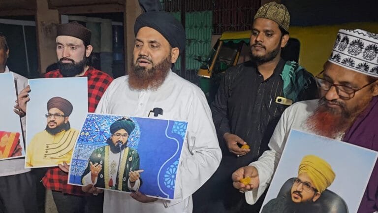 मशहूर इस्लामिक स्कॉलर मुफ्ती सलमान अजहरी को जेल से जमानत मिलने पर कपाली में समाज बचाओ कमेटी ने किया लड्डू तक्सीम