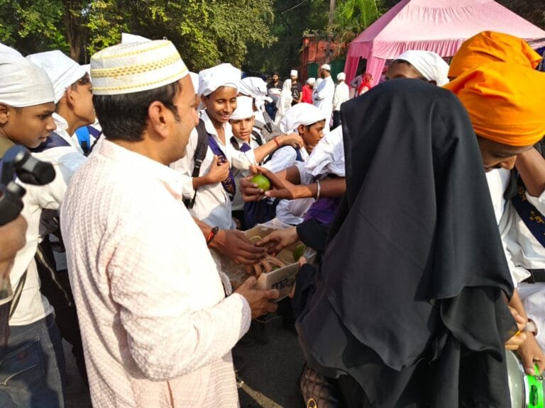 गुरुनानक साहब के प्रकाश पर्व के मौके पर जमशेदपुर में निकला विशाल नगर कीर्तन, झारखंड ह्यूमैनिटी फाऊंडेशन ने पेश की भाईचारे की मिसाल