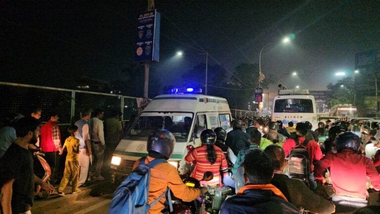 पूरी तरह थमा जमशेदपुर में गाड़ियों का चक्का, एक घंटे से लोग परेशान