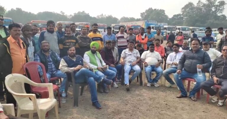 Jamshedpur News : बर्मामाइंस दुर्गा पूजा मैदान की घेराबंदी पर हंगामा, बीजेपी कार्यकर्ताओं ने काम रुकवाया