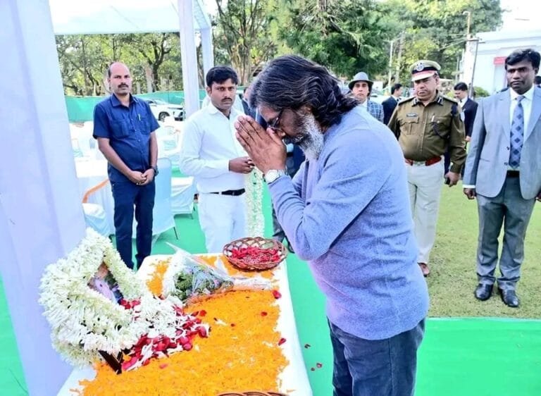 झारखंड हाईकोर्ट के मुख्य न्यायाधीश के पिता को श्रद्धांजलि देने पहुंचे मुख्यमंत्री हेमंत सोरेन