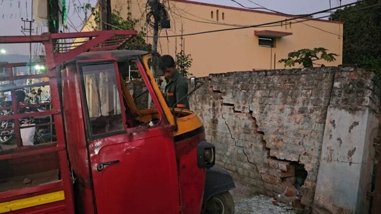 Jamshedpur News : आज़ाद नगर में गैस डिलीवरी ऑटो ने घर में मारी टक्कर, दीवार क्षतिग्रस्त