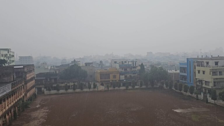 Jamshedpur में सुबह से छाए बादलों के बीच, अब बारिश ने दी दस्तक, बढ़ेगी ठंड