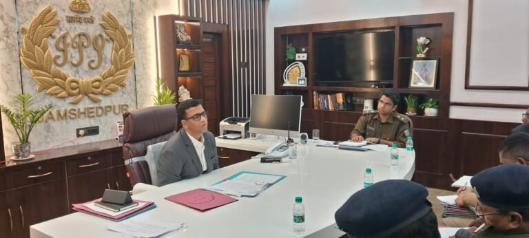 Jamshedpur News : पुलिस कार्यालय सभागार में समीक्षात्मक बैठक, कई लंबित मामलों में हुई समीक्षा