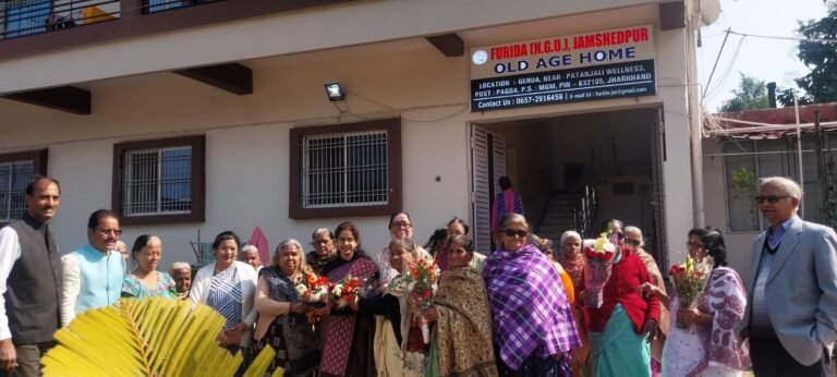 Jamshedpur News : अनुमंडल पदाधिकारी ने वृद्ध आश्रम का किया निरीक्षण, सुविधाओं की ली जानकारी