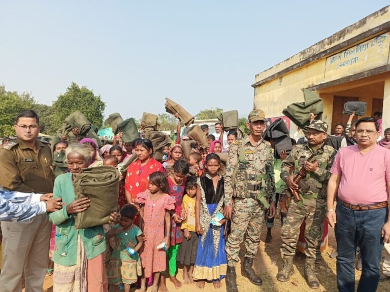 Jamshedpur News : गालूडीह क्षेत्र में सामूहिक वितरण और चिकित्सा शिविर का आयोजन, ठंड से बचाव के लिए उठाया गया कदम