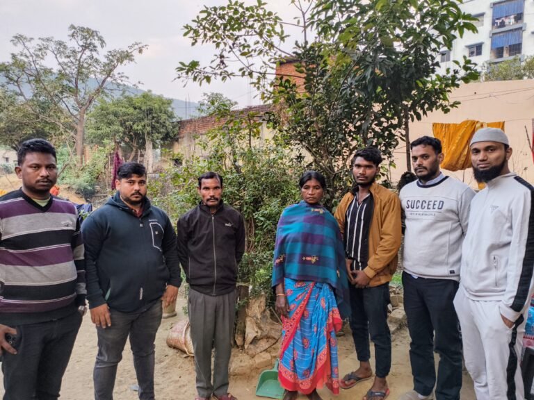 Jamshedpur News : रासिक मांझी के परिजन से Peoples Forum के लोगो ने की मुलाकात, हर सम्भव मदद का दिया आश्वासन