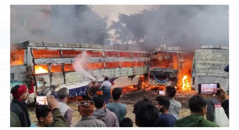 देवघर बस डिपो में आगजनी, 4 बसें जलकर राख, लाखों की संपत्ति खाक