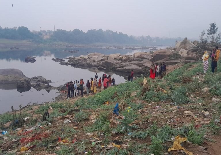 Jamshedpur News : लाल भट्ठा झरना घाट पर युवक का शव बरामद, इलाके में आक्रोश