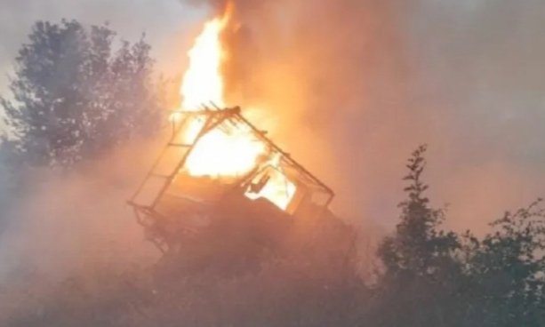 पुआल से लदे ट्रक में अचानक लगी आग, आग लगने से…