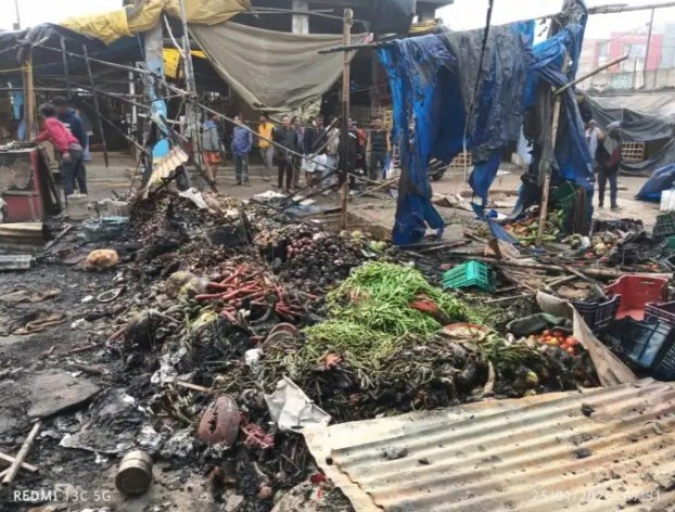 गम्हरिया सब्जी बाजार में लगी भीषण आग,दुकानें जलकर खाक