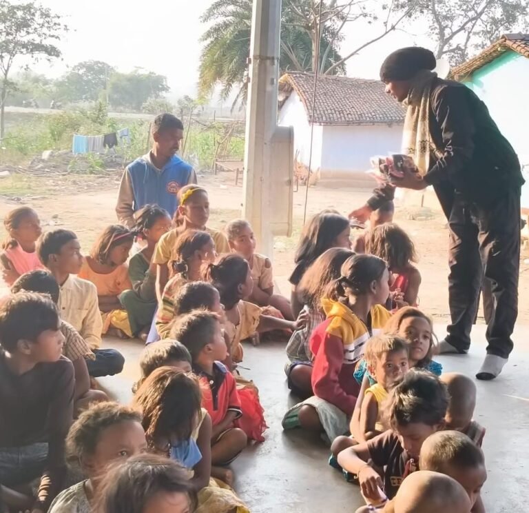 Jamshedpur News : खिदमत-ए-मिल्लत की टीम ने संस्थापक सेराज शरीफ की ज़रूरतमंद बच्चों के बीच मनाया जन्मदिन