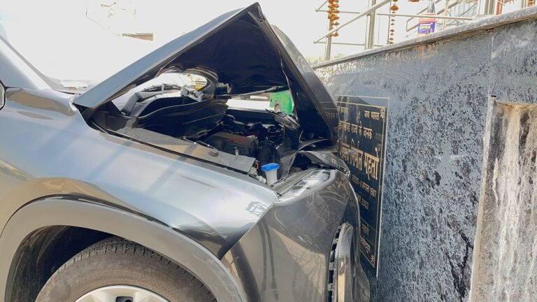 राहगीर को बचाने के चक्कर में ग्रैंड विटारा कार शहीद निर्मल महतो के स्टैचू से टकराई, बाल बाल बची दो जिंदगियां