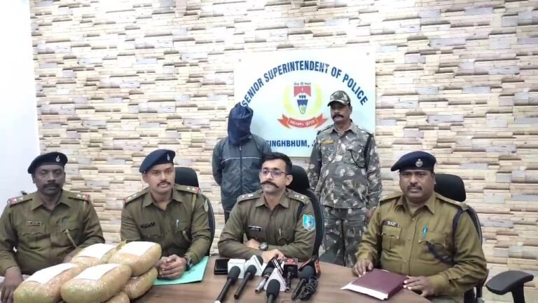 Jamshedpur पुलिस ने गांजा तस्करी का किया भंडाफोड़, ओडिशा से बंगाल जा रही बस से 8 किलो गांजा किया जब्त