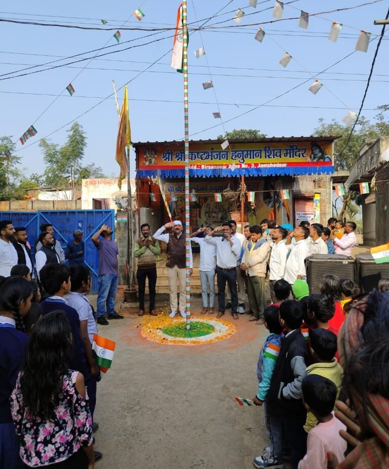 Jamshedpur News : समाजसेवी शिव शंकर सिंह ने जमशेदपुर के विभिन्न स्थानों पर फहराया तिरंगा