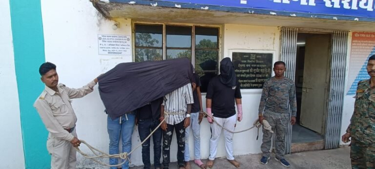 इचागढ़ में बकरी चोरी के आरोप में पांच युवकों को ग्रामीणों ने खदेड़ा, की जमकर पिटाई, पुलिस ने बचाया