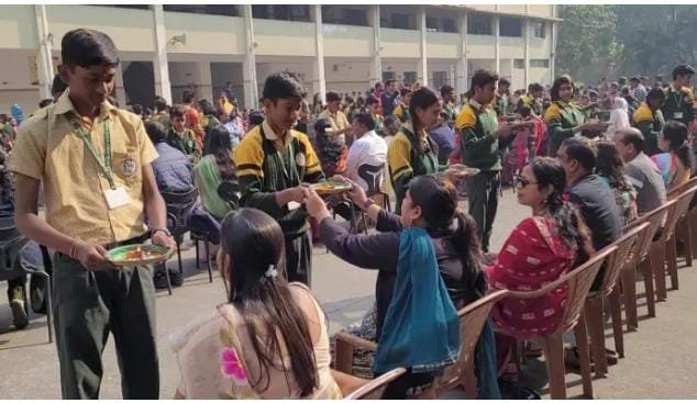 केपीएस कदमा में मनाया गया मातृ-पितृ पूजन दिवस,बच्चों ने दिखाया अपना प्यार…