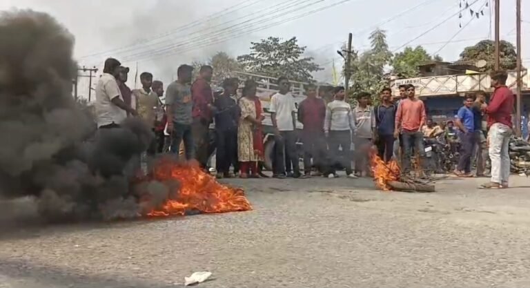 जेम्को चौक पर सड़क जाम, परिजनों ने मुआवजे और दोषी की गिरफ्तारी की मांग की