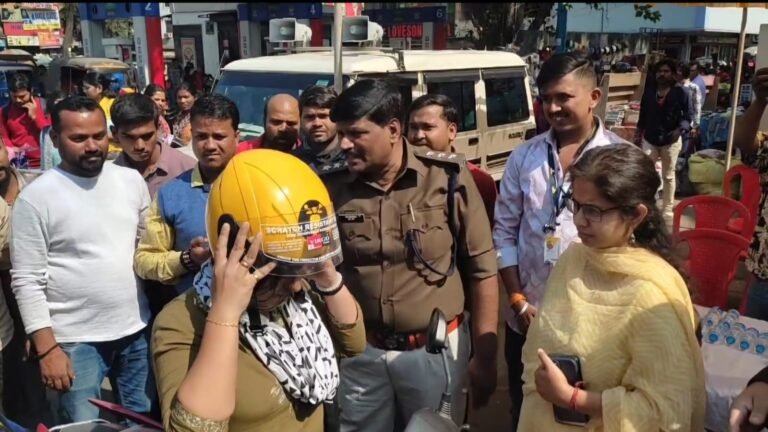 जमशेदपुर में यातायात पुलिस का सड़क सुरक्षा अभियान,हेलमेट पहनने वालें हुए सम्मानित…