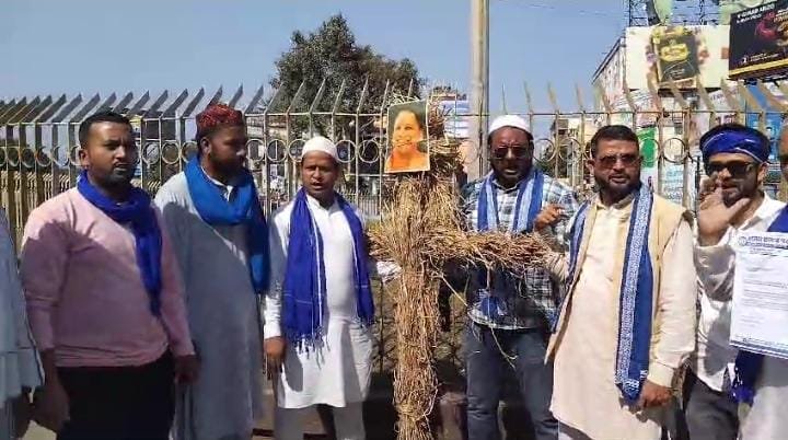 योगी आदित्यनाथ के बयान पर सियासी घमासान,जमशेदपुर में विरोध प्रदर्शन और कानूनी कार्रवाई की मांग…