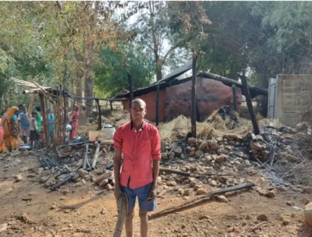 चक्रधरपुर के दुर्गा सरदार के घर मे लगी आग, हुआ दो लाख का नुकसान, जानें क्या है पूरा मामला…