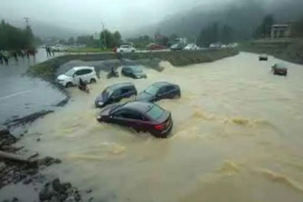 हिमाचल में हुई भारी बारिश, बाढ़ मे बह गई कई गाड़ियां…