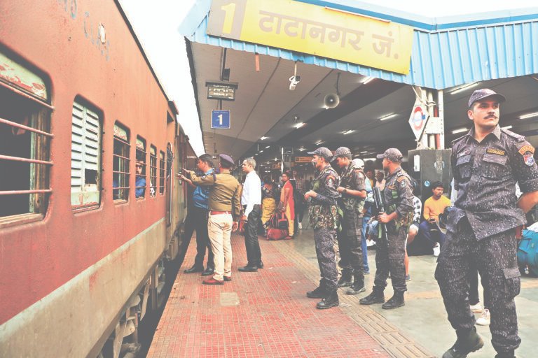 टाटानगर स्टेशन पर सुरक्षा के कड़े प्रबंध, यात्रियों की भीड़ को नियंत्रित करने के लिए कोरस कमांडो तैनात…
