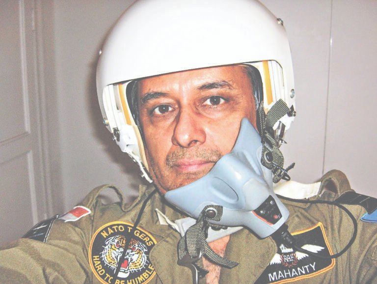 जमशेदपुर के निरुप मोहंती ने रचा इतिहास, बने देश के पहले सिविलियन जिन्हें मिलिट्री जेट उड़ाने का मिला लाइसेंस…