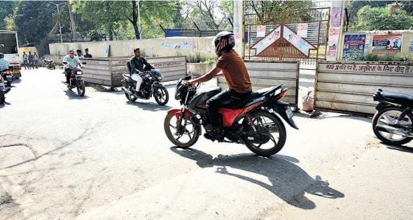 टाटानगर स्टेशन के पास रातों-रात बनाए गए स्पीड ब्रेकर , वाहन चालकों को हो रही परेशानी…