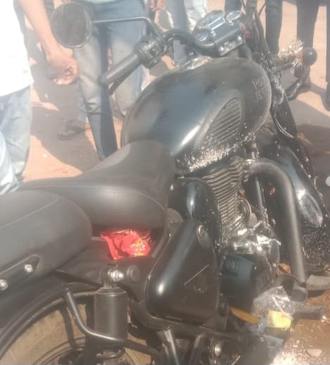 जमशेदपुर के मानगो में बुलेट सवार ने स्कूटी को मारा टक्कर, एक घायल