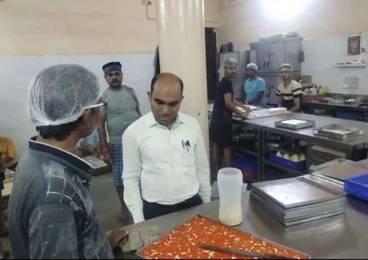 खराब खाने की बिक्री पर एक्शन मे आई खाद्य सुरक्षा विभाग, Lakhi egg roll, Misti संग कई पर लगे जुर्माने…