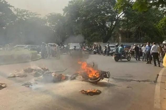 जमशेदपुर में चलती मोटरसाइकिल में लगी आग, बाल-बाल बचा बाइक सवार