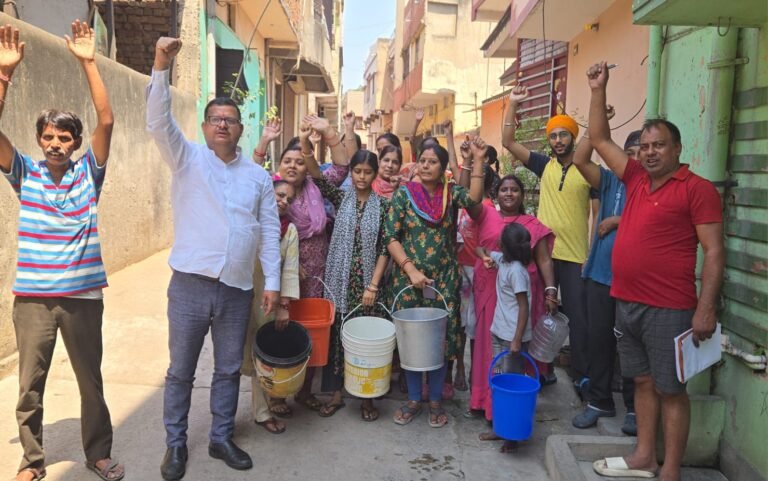 जमशेदपुर के मानगो में एक महीने से नहीं आ रहा है पानी,स्थानीय लोगों ने कहा: “उपायुक्त के आवास से पानी ले जाएंगे”..
