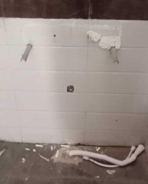 स्कूल में बनते शौच में हुई चोरी, नल ले गये चोर…