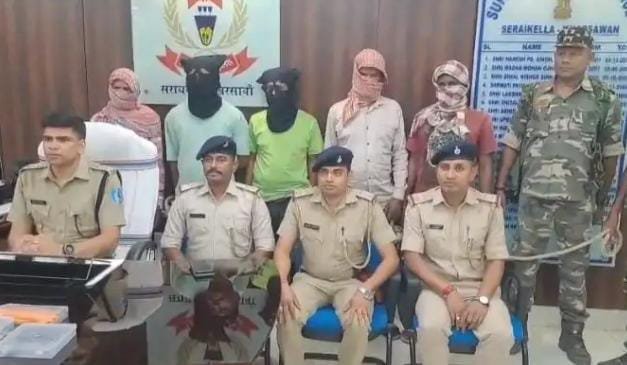 सरायकेला-खरसावां पुलिस की बड़ी कार्रवाई, नक्सली संगठन के नाम पर लेवी वसूली करने वाले गिरोह का खुलासा…