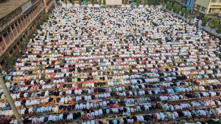 जमशेदपुर के लोगों ने अदा की ईद की नमाज़, मांगी अमन चैन की दुआ…