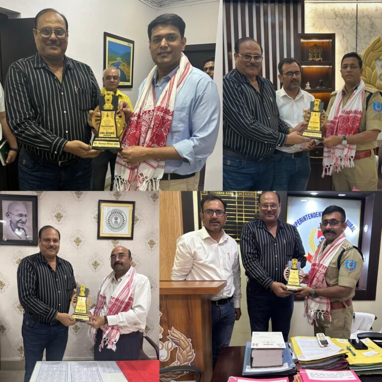 जमशेदपुर में सिविल डिफेंस के चीफ वार्डन और उनकी टीम ने पुलिस प्रशासन को दिया शॉल व मोमेंटो…