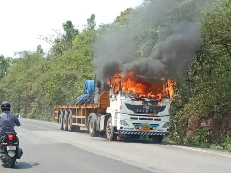कान्दरबेड़ा रोड में जला ट्रक, बाल-बाल बचा चालक …