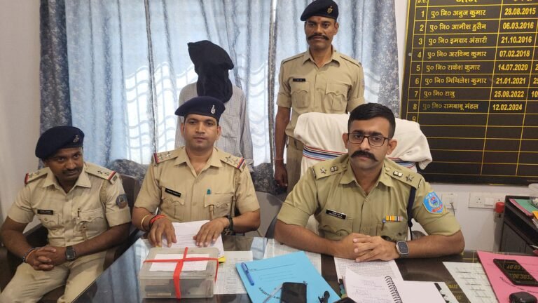 शराब पिलाने के लिए व्यक्ति ने कनपट्टी पर सटाया था पिस्टल, अब चढ़ा जमशेदपुर पुलिस के हत्थे