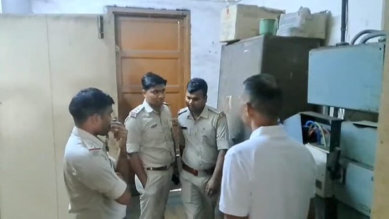 LIC ब्रांच में हुई लाखों की चोरी, जांच में जुटी पुलिस…