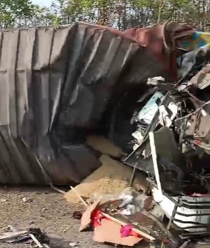 हजारीबाग में हुआ भीषण सड़क हादसा, कई यात्री जख्मी..