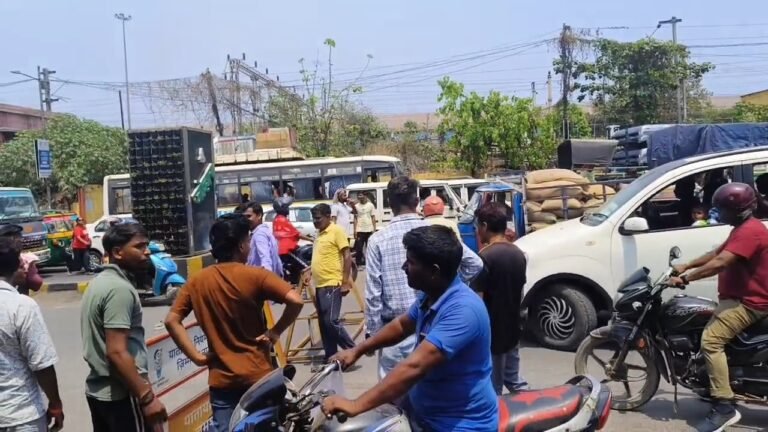 टाटानगर रेलवे स्टेशन के पास ट्रैफिक पुलिस की बदसलूकी पर हंगामा…