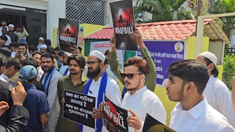 वक़्फ़ कानून के खिलाफ आजाद समाज पार्टी के कार्यकर्ता जमशेदपुर में चला रहे हैं हस्ताक्षर अभियान…