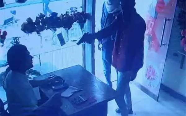 रांची में डेकोरेशन शॉप से हथियार के दम पर लूट लिए 1.67 लाख…देखें वीडियो