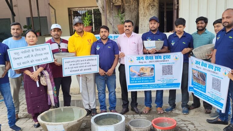 गर्मी में बेजुबानों के लिए मसीहा बना ‘जन सेवा संघ ट्रस्ट’, प्यास बुझाने का किया प्रयास…