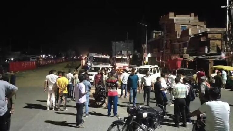 विनय सिंह की हत्या के बाद डिमना चौक को किया गया जाम, पुलिस को मिला अल्टीमेटम…