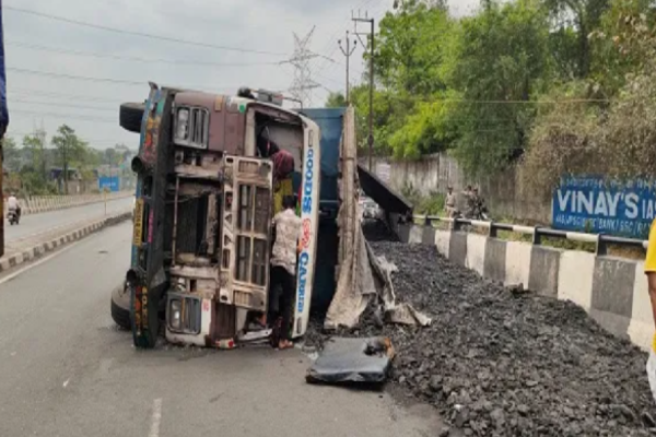 कांड्रा मार्ग में अचानक पलट गया कोयला से लदा हाइवा, देखें पूरी रिपोर्ट…