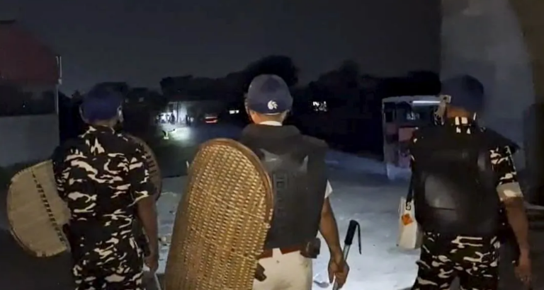 बंगाल के मुर्शिदाबाद में हालात तनावपूर्ण, वक्फ के खिलाफ सड़क पर उतरे लोग…