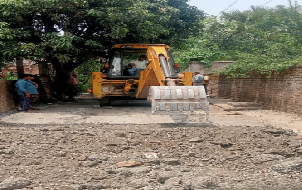 एक्सन में जमशेदपुर DC, जेसीबी से तोड़ी सड़क… जानें मामला