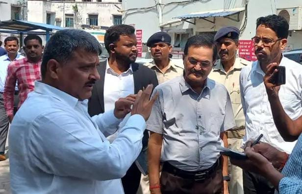 एमजीएम अस्पताल में हादसे के बाद निरीक्षण के लिए आये जिला जज…